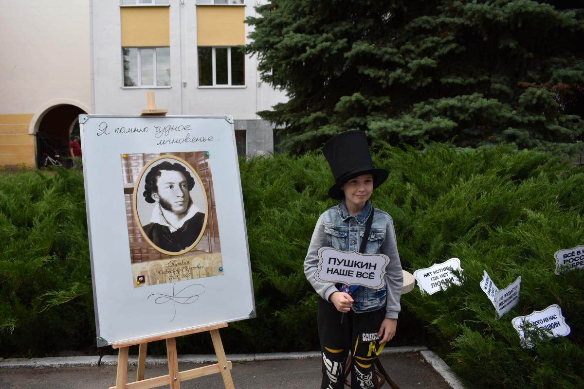 Фотозона пушкин. Фотозоны на улице. Пушкин литературный вечер. Фотозона по Пушкину в библиотеке.